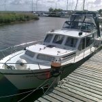 A vendre une vedette à moteur pour une croisière