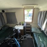 Image de la cabine située à l'arrière du bateau. Elle comprend un lit double et un lit simple.