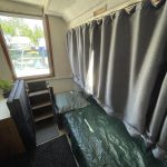 Photo du lit simple de la cabine arrière.