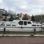 Vue de côté du bateau.