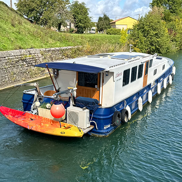 Photo de la péniche "Liberté" en navigation, d'une longueur de 16 mètres