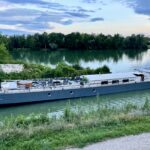 Freycinet-Frachtschiff 38,97 m BONANZA (1957) – Außenansicht am Kanal vertäut