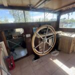 Freycinet-Frachtschiff 38,97 m BONANZA (1957) – Ruderstand mit hölzernem Steuerrad