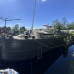 Freycinet-Frachtschiff 38,97 m BONANZA (1957) – Bug und Vorschiffsrumpf am Kai
