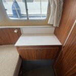 Pénichette Locaboat 935 Kerplouf (1986) – Stauschrank und Arbeitsplatte neben der Sitzbank
