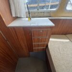 Pénichette Locaboat 935 Kerplouf (1986) – Schubladenmöbel und Arbeitsplatte im Salon