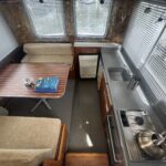 Pénichette Locaboat 935 Kerplouf (1986) – Überblick über Salon und Pantry