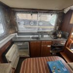 Pénichette Locaboat 935 Kerplouf (1986) – Pantry mit Spüle, Kocher, Backofen und Kühlschrank
