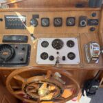 Niederländische Motoryacht Smelne 1140 Dreamflower (1985) – Innensteuerstand mit Holzsteuerrad