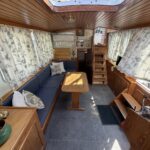 Niederländische Motoryacht Smelne 1140 Dreamflower (1985) – Hauptsalon mit Tisch und Sitzbänken
