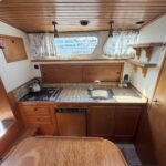 Niederländische Motoryacht Smelne 1140 Dreamflower (1985) – Pantry mit Gaskocher und Spüle