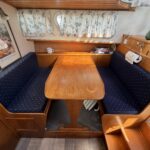 Niederländische Motoryacht Smelne 1140 Dreamflower (1985) – U-Sitzgruppe im Vorschiff