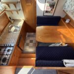 Niederländische Motoryacht Smelne 1140 Dreamflower (1985) – Pantry und Sitzgruppe von oben
