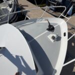 Niederländische Motoryacht Smelne 1140 Dreamflower (1985) – Vordeck mit Ankerwinde und Leinen