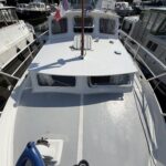 Niederländische Motoryacht Smelne 1140 Dreamflower (1985) – Vordeck und Steuerhaus vom Bug