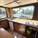 Pénichette Locaboat 930 Sérénité (1981) – Pantry mit Spüle, Kühlschrank und Gaskocher