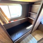 Pénichette Locaboat 930 Sérénité (1981) – Einzelkoje im Gang und Zugang zur Vorschiffskabine