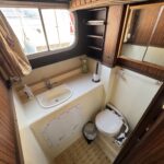 Pénichette Locaboat 930 Sérénité (1981) – Nasszelle mit Waschbecken, WC und Spiegel