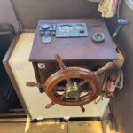 Pénichette Locaboat 930 Sérénité (1981) – Steuerstand, Holzsteuerrad und Instrumententafel