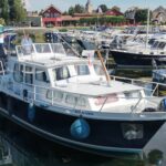 Niederländische Motoryacht Smelne 1140 Dreamflower (1985) – Backbordansicht im Hafen