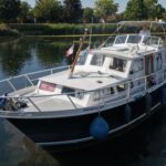 Niederländische Motoryacht Smelne 1140 Dreamflower (1985) – Steuerbordansicht in Fahrt