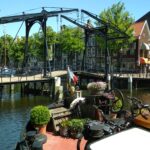 Niederländisches Hagenaar-Schiff 18 m ANNA (1911) – Außenansicht an einer niederländischen Zugbrücke
