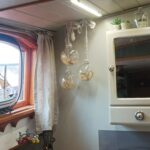Niederländisches Hagenaar-Schiff 18 m ANNA (1911) – Duschraum mit Spiegelschrank und Bullauge