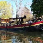 Niederländisches Hagenaar-Schiff 18 m ANNA (1911) – Außenansicht Backbord unter Bäumen