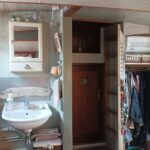 Niederländisches Hagenaar-Schiff 18 m ANNA (1911) – Duschraum mit Waschbecken und Kleiderschrank