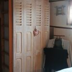 Niederländisches Hagenaar-Schiff 18 m ANNA (1911) – Kabine mit Lamellen-Kleiderschrank