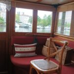 Niederländisches Hagenaar-Schiff 18 m ANNA (1911) – Sitzbank im Steuerhaus mit Kanalblick