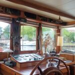 Niederländisches Hagenaar-Schiff 18 m ANNA (1911) – Steuerhaus mit Steuerrad und Konsole
