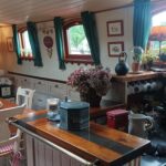 Niederländisches Hagenaar-Schiff 18 m ANNA (1911) – Essbereich des Salons neben der Kombüse