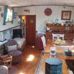 Niederländisches Hagenaar-Schiff 18 m ANNA (1911) – Salon mit Arbeitsecke und Esstisch