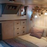 Niederländisches Hagenaar-Schiff 18 m ANNA (1911) – Kabine mit Doppelbett und hellen Holzschränken