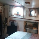 Niederländisches Hagenaar-Schiff 18 m ANNA (1911) – Kabine mit offenem Kleiderschrank und Klimaanlage