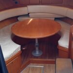 Niederländische Motoryacht Linssen 372 SX LE VOGUE (1992) – vordere Dinette mit U-Sitzgruppe