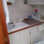 Niederländische Motoryacht Linssen 372 SX LE VOGUE (1992) – Nasszelle mit Waschbecken und WC