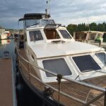 Niederländische Motoryacht Linssen 372 SX LE VOGUE (1992) – Außenansicht Bug vom Steg