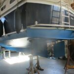Niederländische Motoryacht Smelne 1140 Dreamflower (1985) – Stahlrumpf an Land in der Halle