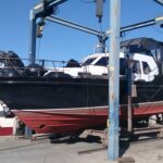 Niederländische Motoryacht Linssen 372 SX LE VOGUE (1992) – Stahlrumpf aus dem Wasser am Travellift