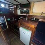 Niederländischer Tjalk Osseo (1890) – Küche mit Spüle, Kocher und Kühlschrank