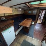Niederländischer Tjalk Osseo (1890) – Salon und Küchenbereich mit Kühlschrank