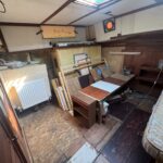 Niederländischer Tjalk Osseo (1890) – Kabine im Umbau mit Heizkörper und Koje