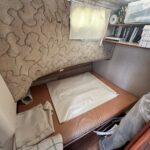 Flusskreuzer Nicols 1100 Lodève (1998) – Kabine mit Doppelbett und Regalen