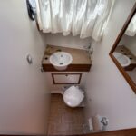 Motoryacht Van Vliet Atico 38 Joanne (1994) – Toilettenraum mit Waschbecken und WC