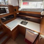 Motoryacht Van Vliet Atico 38 Joanne (1994) – Pantry mit Mikrowelle und Spüle