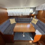 Motoryacht Van Vliet Atico 38 Joanne (1994) – Salon mit U-Sitzgruppe und Tisch