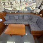 Motoryacht Van Vliet Atico 38 Joanne (1994) – Salon, Ecksofa und Couchtisch