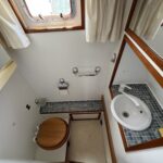 Motoryacht Van Vliet Atico 38 Joanne (1994) – zweiter Toilettenraum mit WC und Waschbecken